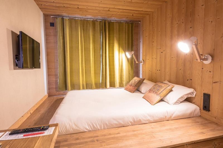 Bedroom 2, LES CABANES De La Maison Rouge, Savoie