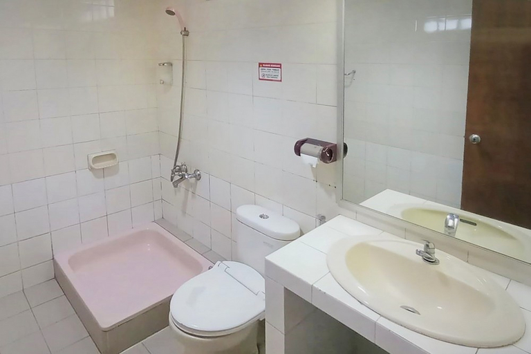 Bathroom, Urbanview Hotel Bahtera Tarakan by RedDoorz, Tarakan