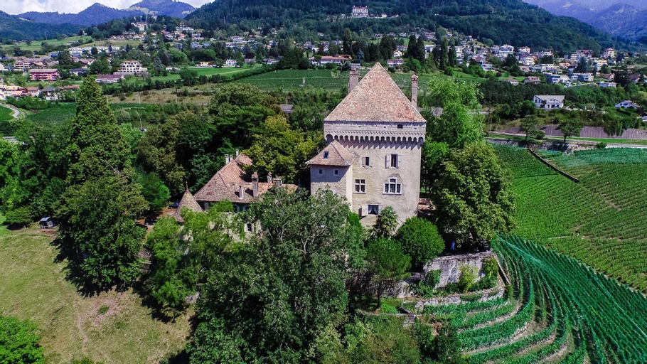 Antique apartment in the XV century Castle, Pays-d'Enhaut