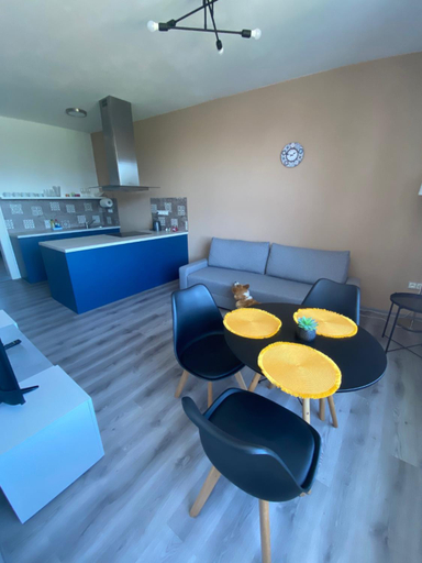 Others 3, Apartman na namesti, Tábor