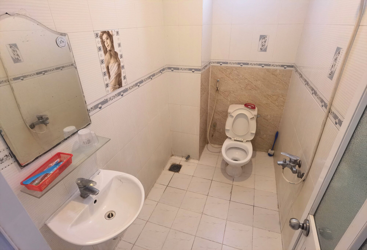 Bathroom 3, Nhu Y Hotel, Tan Phu