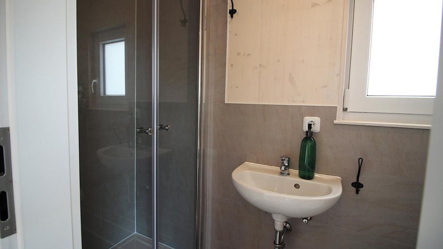 Bathroom 2, Tiny Hotel Herdt - Reichenberg, Würzburg