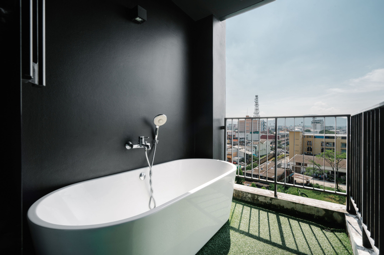 Bathroom 8