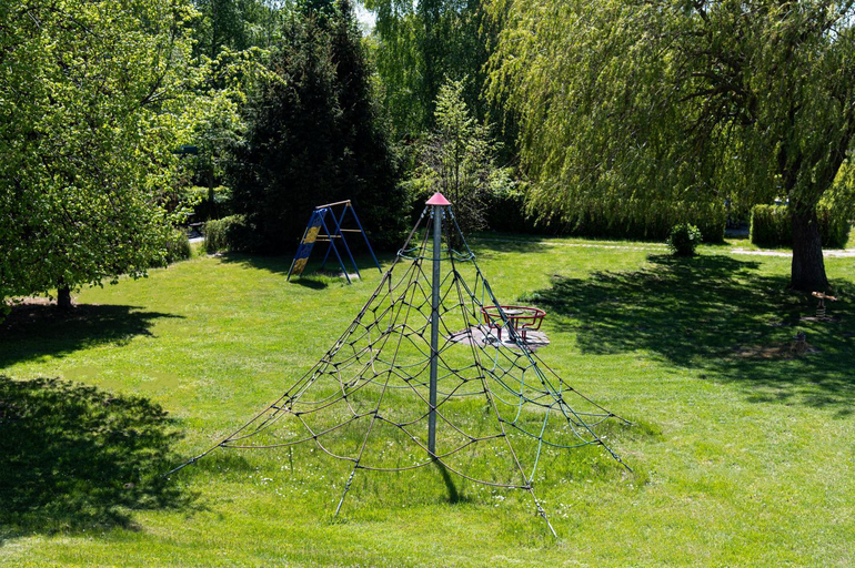 3, Nalu Glamp, Sławno