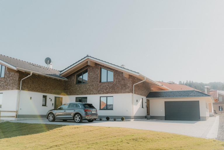 Exterior & Views