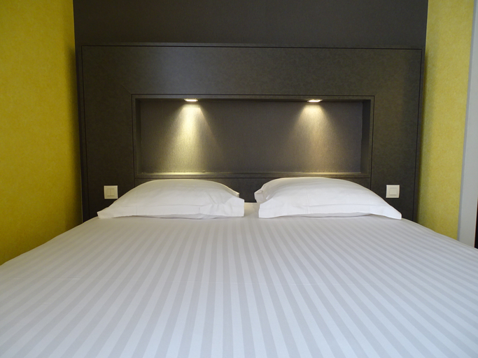 Bedroom 2, Logis Hotel La Croix D'or, Morbihan