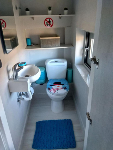 Bathroom 2, Malamatenia 's Maisonette, Crete