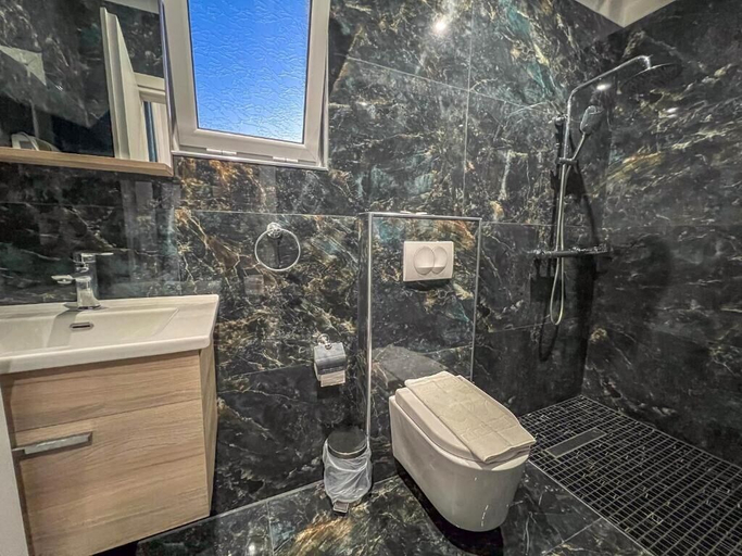 Bathroom 3, Rumani 3 Islands Hotel, Sarandës