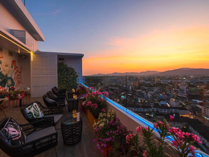 Exterior & Views 18