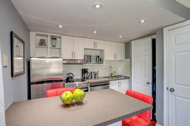 Dining Room 3, Blue Mountain Luxury Studio, Grey