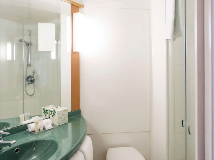 Bathroom 13
