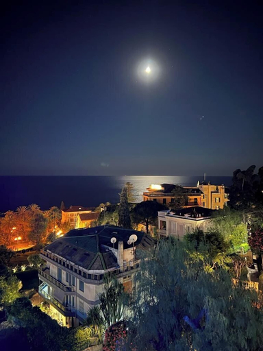 Exterior & Views 12
