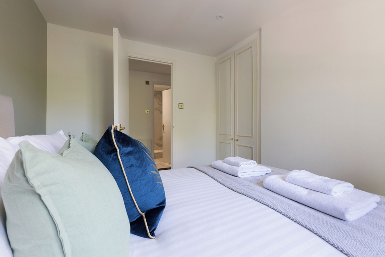 Bedroom 2, Chelsea Harbour Luxury Apartment, London