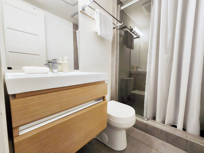 Bathroom 4, LiV MTL - Main, Montréal