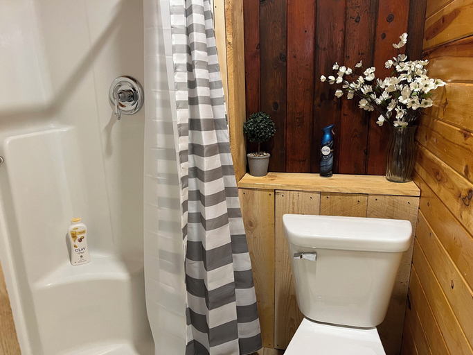 Bathroom 3, Galena Road Cabins, Lawrence