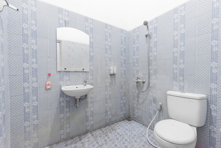 Bathroom 3, RedDoorz @ Kings Hotel near CSB Mall, Cirebon