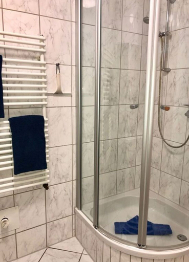 Bathroom 4, Holiday Apartment Riff, Leer