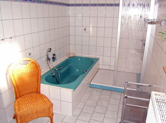 Bathroom 5, Heinrich Tiarksstrasse 36, Friesland