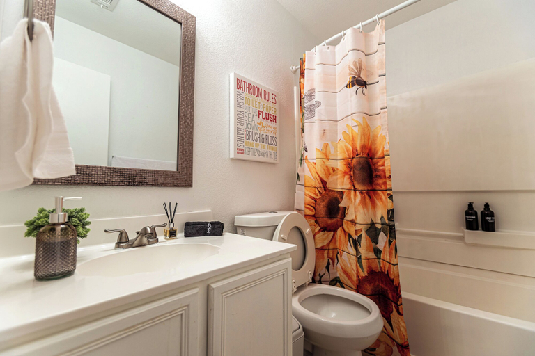 Bathroom 3, 9850, Bexar