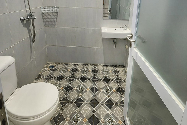 Bathroom 3, Urbanview Hotel Mutiara Persada Syariah Majalengka by RedDoorz, Majalengka