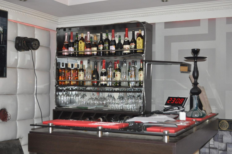 Food & Drinks, Triple Tee Hotel, Surulere