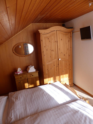 Bedroom 2, Gasthof Hirschen, Niedersimmental