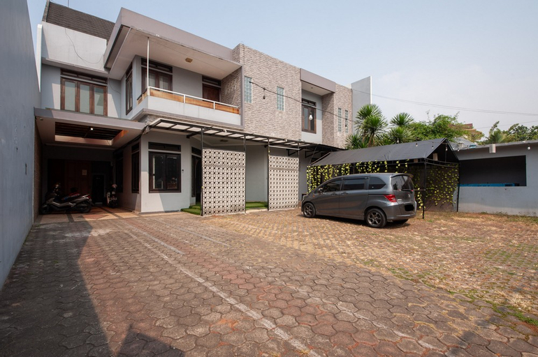 Exterior & Views 1, RedDoorz Plus near Kelapa Dua Kebon Jeruk, West Jakarta