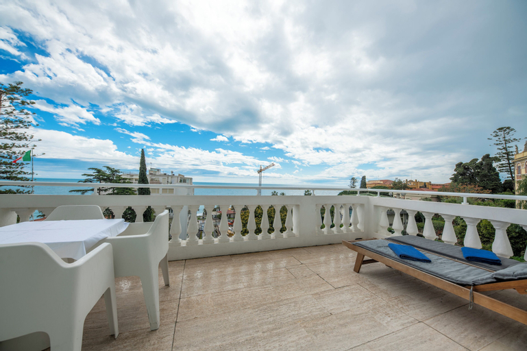 Exterior & Views 13