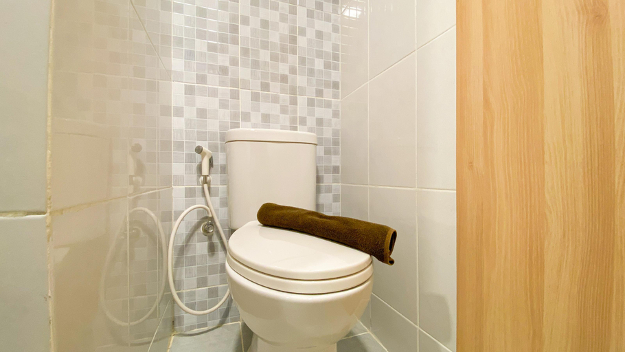 Bathroom 5, Combined and Big Studio at Tokyo Riverside PIK 2 Apartment By Travelio, Tangerang
