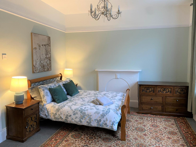 Others 2, Villa with Park Views close to Liverpool Centre, Sefton