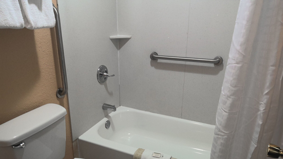Bathroom 4, Super 8 by Wyndham Henryetta, Okmulgee