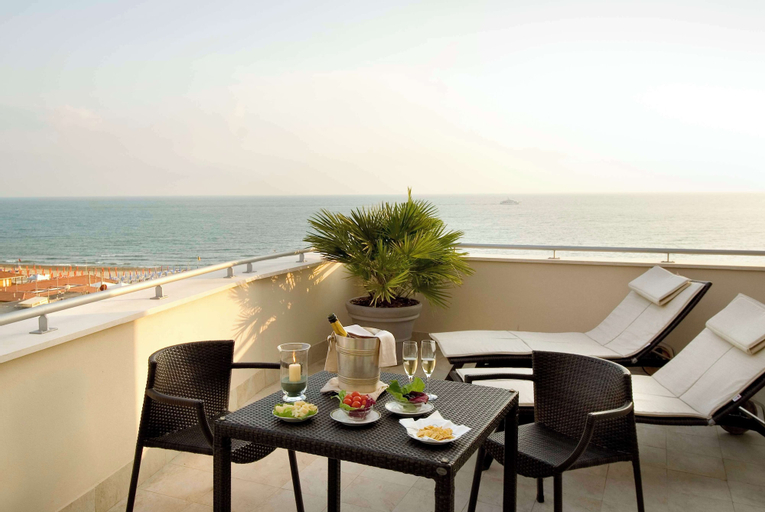 Exterior & Views 16