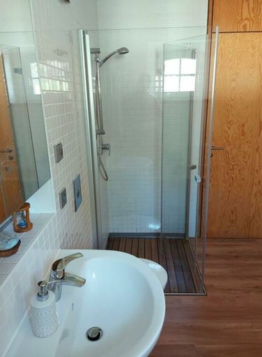 Bathroom 4, Zonnehof in het Geiseltal, Saalekreis