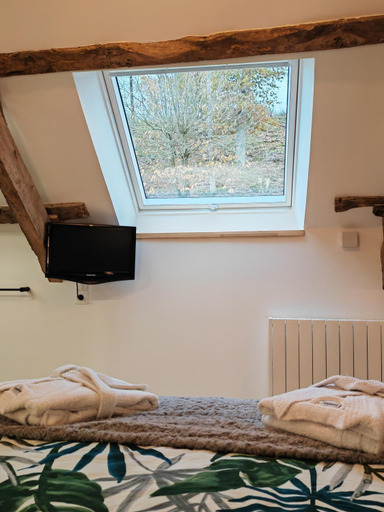 Bedroom 2, A La Memoire de Merlin " Gite Le Miroir Aux Fees ", Ille-et-Vilaine