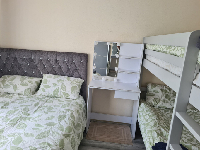 Bedroom 2, Cosy London Apartment in Waynflete Square, London