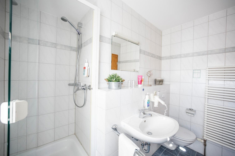 Bathroom 4, Il Plonner - Hotel Restaurant Biergarten, Starnberg