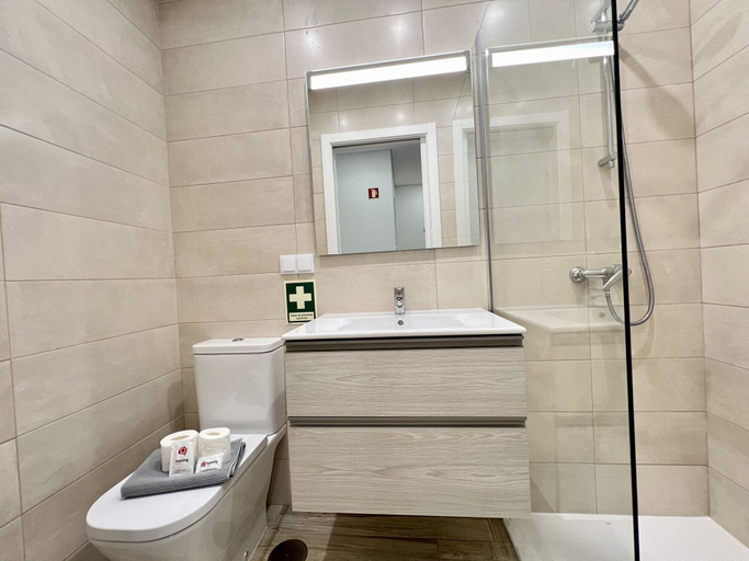 Bathroom 2, Quarteira Modern by Homing, Loulé
