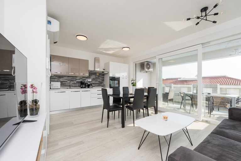 Others 2, Adna luxury apartment with a pool, Novalja