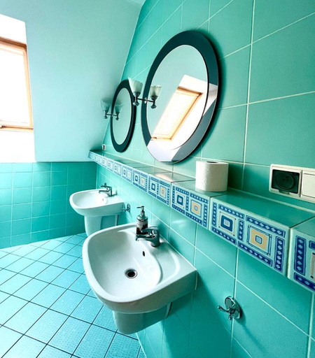 Bathroom 3, Willa Julia, Puck