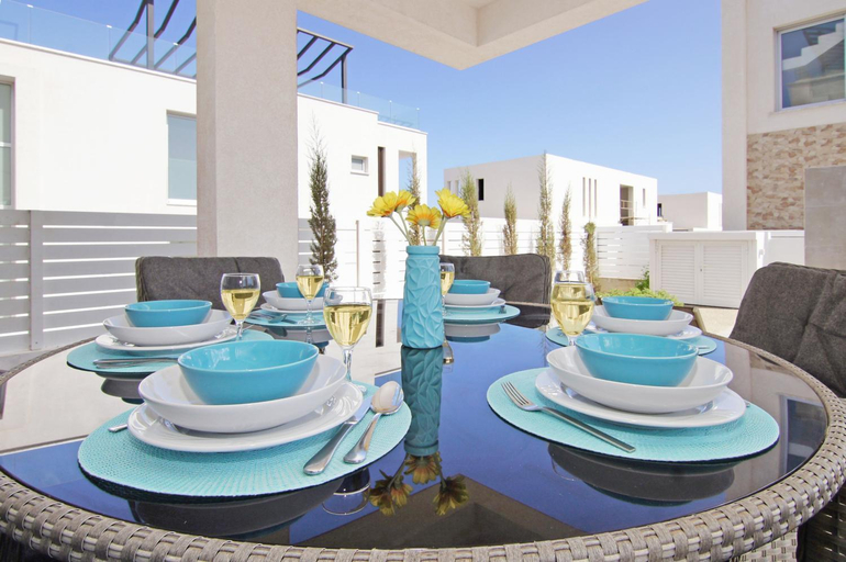 Food & Drinks, Villa Nova