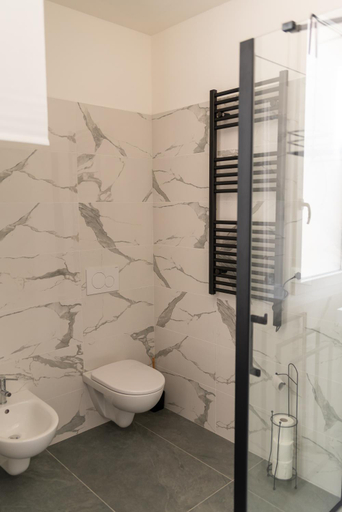 Bathroom 3, Alexander House Verona, Verona