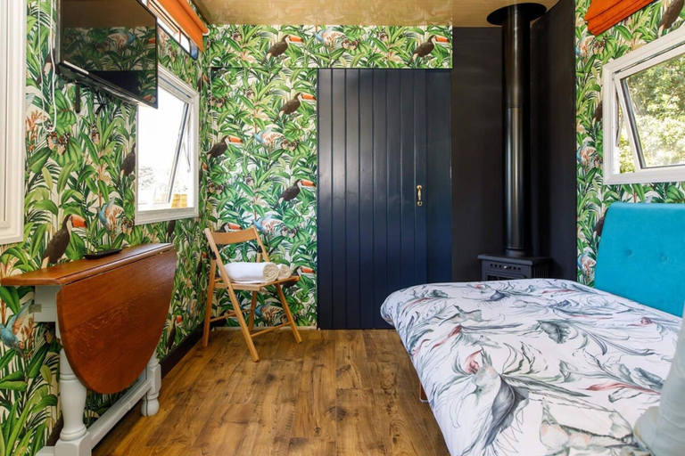 Bedroom 2, The Showman s Carriage King Bed Close to Beach, West Sussex