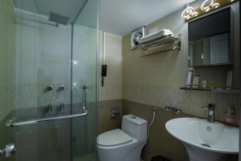 Bathroom 2, Shinepukur Suites Farmgate, Dhaka