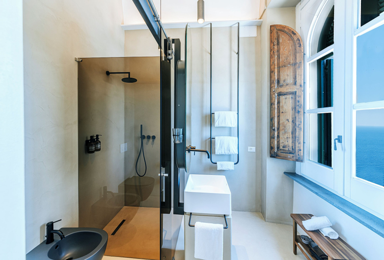 Bathroom 5, Faro Punta Imperatore, Napoli