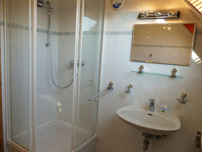 Bathroom 3, Gemutliches Apartment in Rovershagen mit Garten, Rostock