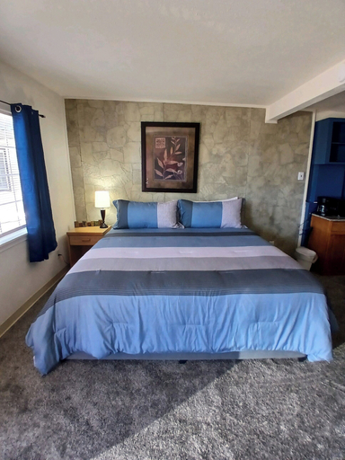 Bedroom 2, Silver Lakes Inn, Kootenai