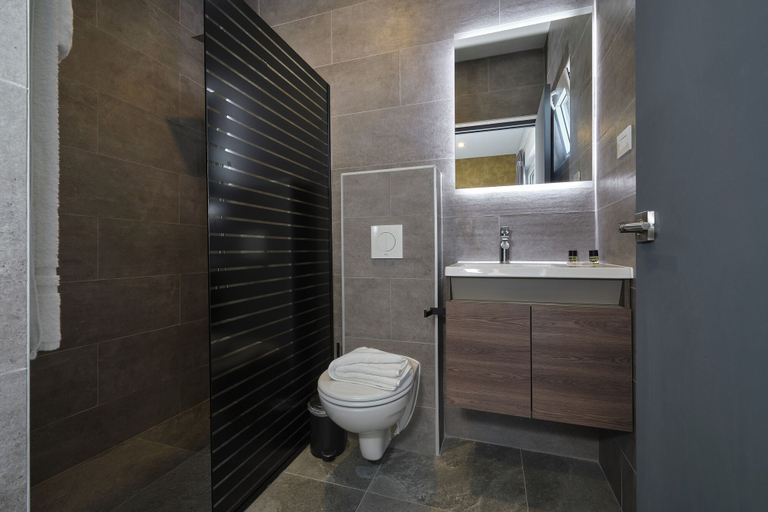 Bathroom 3, Kaikushi
