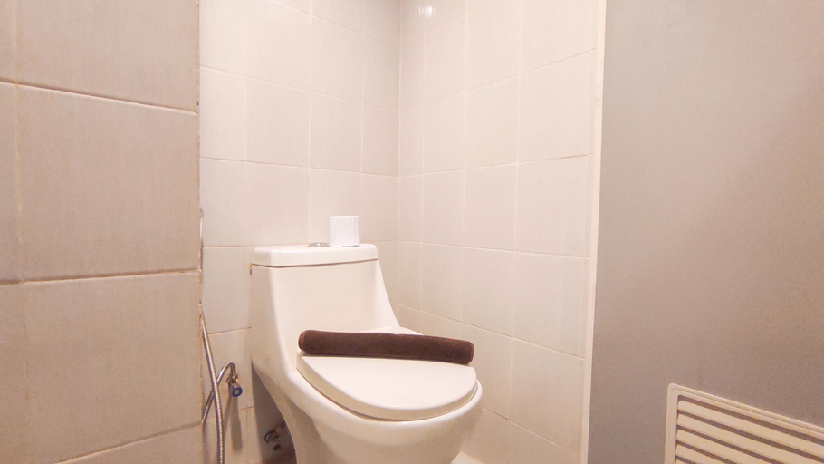 Bathroom 5, Comfortable Living 2BR at Dian Regency Apartment By Travelio, Surabaya