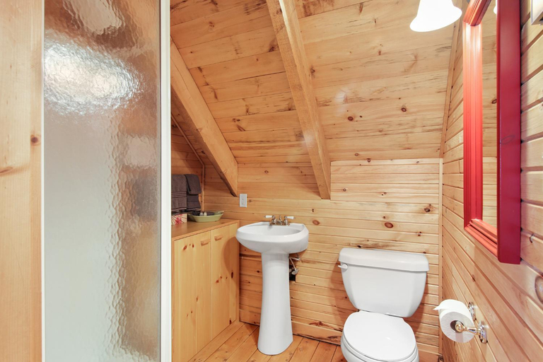 Bathroom 3, Avonlea Forest Hill Cottages, Queens