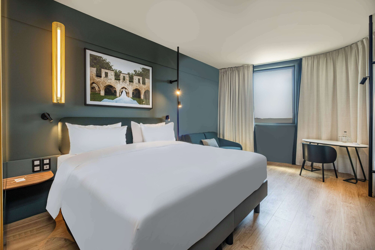 Bedroom 2, Radisson Hotel Reims, Marne